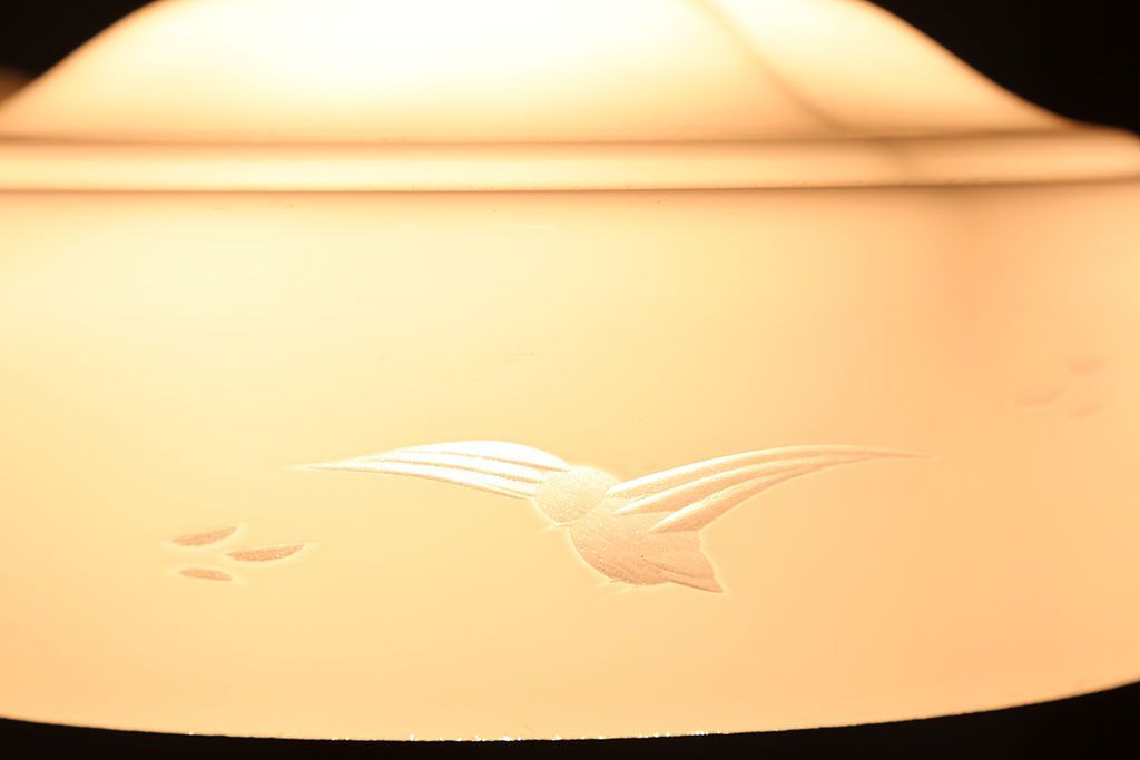 アンティーク　白いガラスのレトロな吊り下げ照明