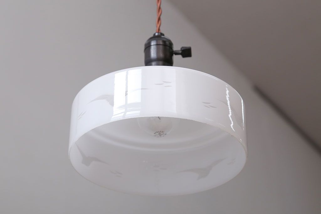 アンティーク　白いガラスのレトロな吊り下げ照明