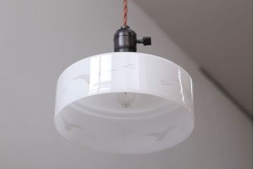 アンティーク　白いガラスのレトロな吊り下げ照明