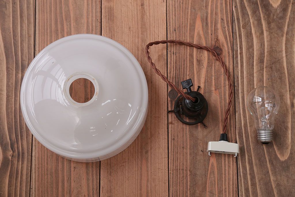 アンティーク　白いガラスのレトロな吊り下げ照明