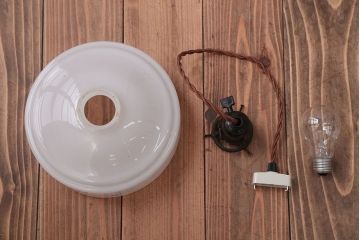 アンティーク　白いガラスのレトロな吊り下げ照明