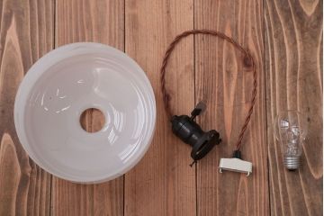 アンティーク　白いガラスのレトロな吊り下げ照明