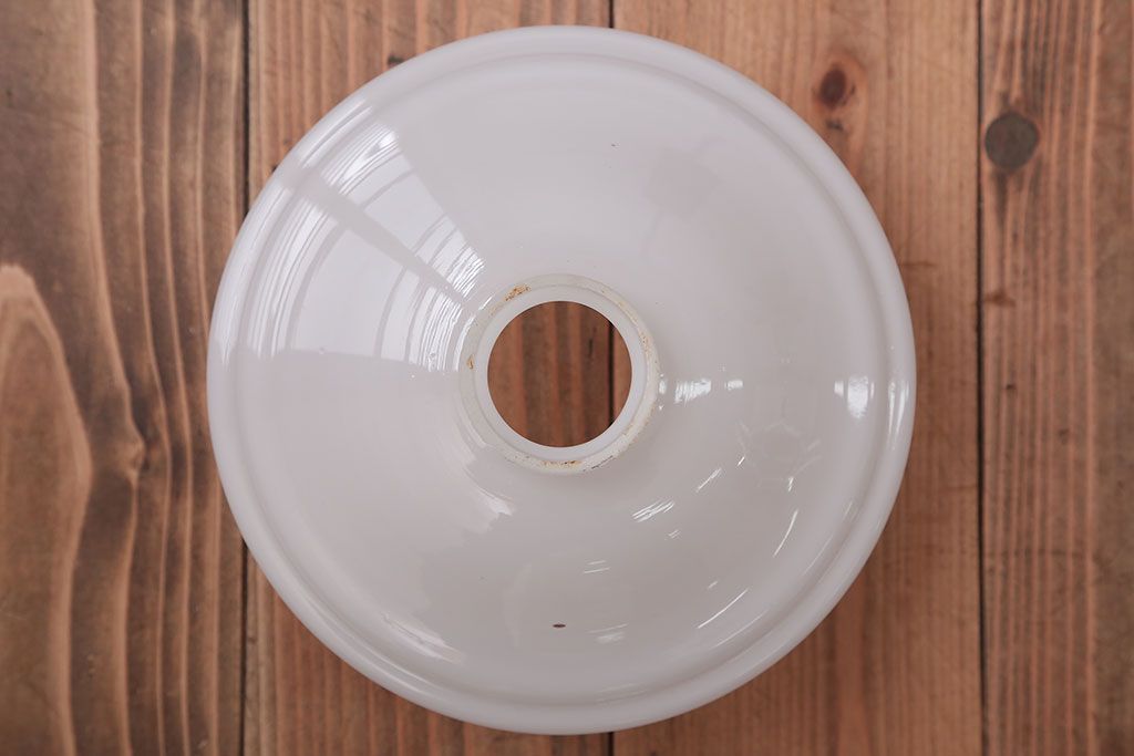 アンティーク　白いガラスのレトロな吊り下げ照明