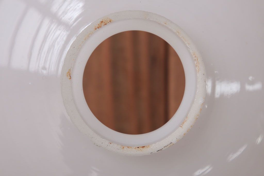 アンティーク　白いガラスのレトロな吊り下げ照明