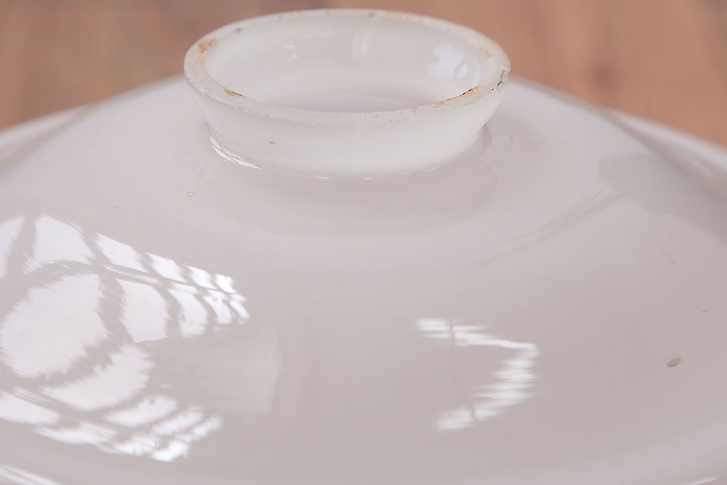 アンティーク　白いガラスのレトロな吊り下げ照明