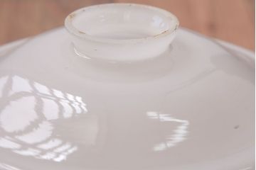 アンティーク　白いガラスのレトロな吊り下げ照明