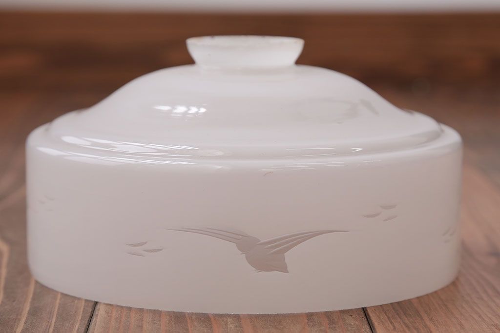 アンティーク　白いガラスのレトロな吊り下げ照明