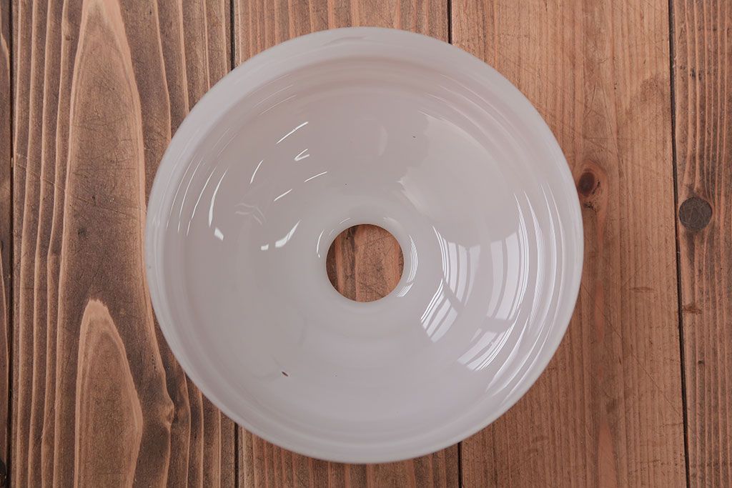 アンティーク　白いガラスのレトロな吊り下げ照明