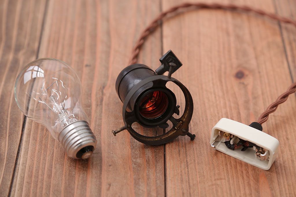 アンティーク　白いガラスのレトロな吊り下げ照明