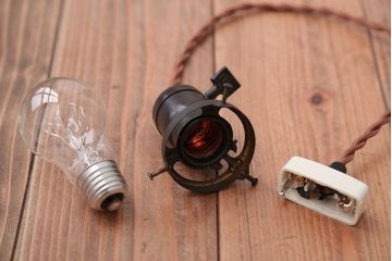 アンティーク　白いガラスのレトロな吊り下げ照明