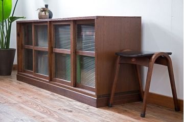 レトロ家具　昭和レトロ　モールガラス入り!4枚引き戸のアンティーク収納棚