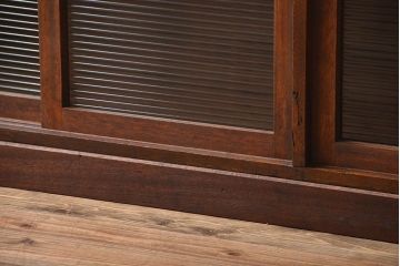 レトロ家具　昭和レトロ　モールガラス入り!4枚引き戸のアンティーク収納棚