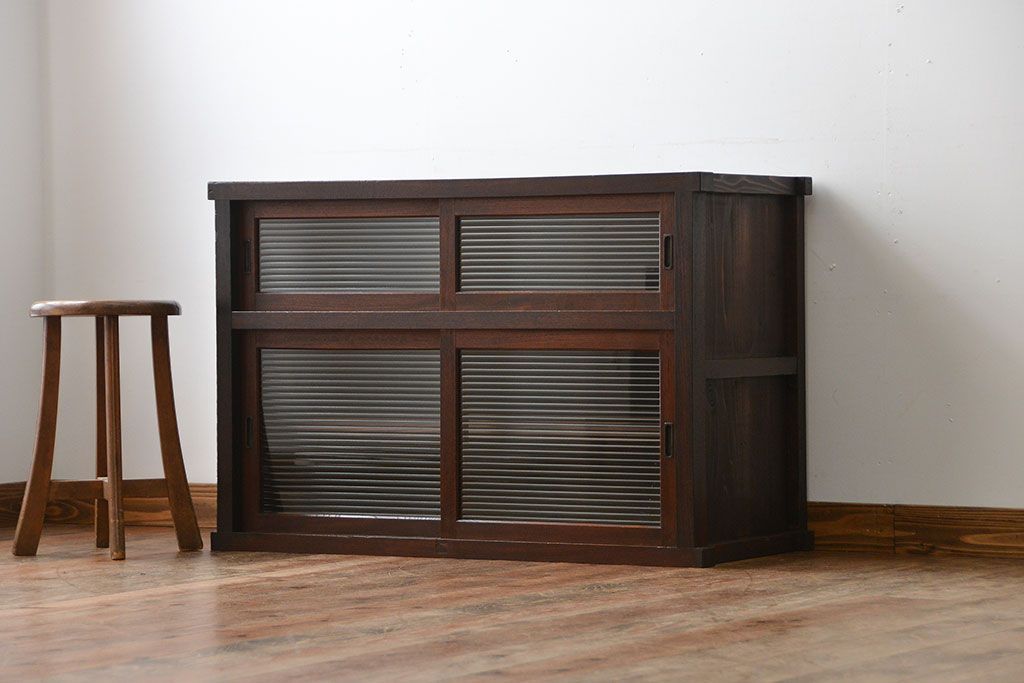 アンティーク家具　アンティーク　古い木製のモールガラス戸水屋箪笥サイドボード