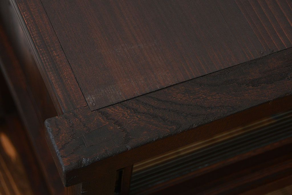 アンティーク家具　アンティーク　古い木製のモールガラス戸水屋箪笥サイドボード