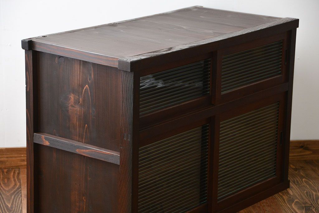 アンティーク家具　アンティーク　古い木製のモールガラス戸水屋箪笥サイドボード