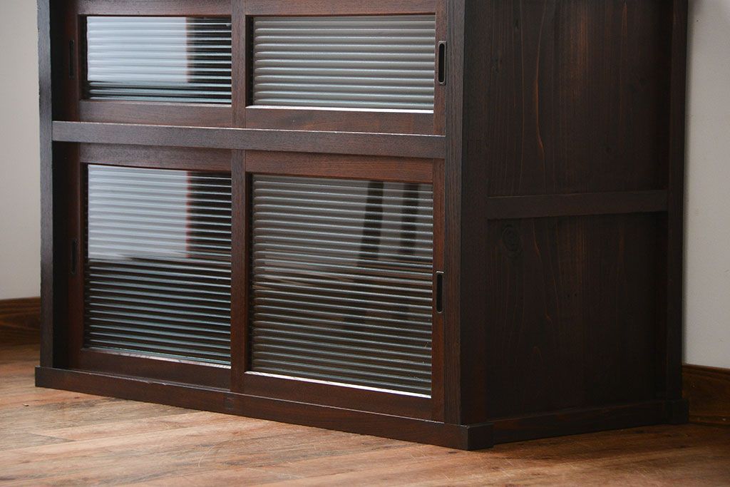 アンティーク家具　アンティーク　古い木製のモールガラス戸水屋箪笥サイドボード