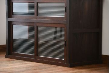 アンティーク家具　アンティーク　古い木製のモールガラス戸水屋箪笥サイドボード