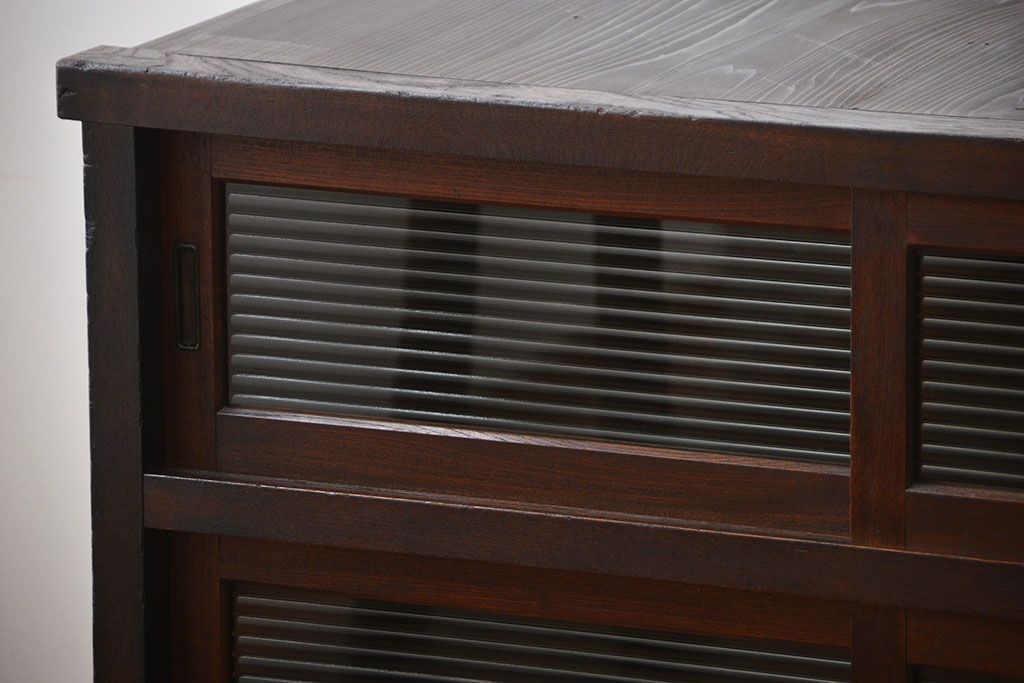 アンティーク家具　アンティーク　古い木製のモールガラス戸水屋箪笥サイドボード