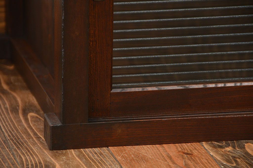 アンティーク家具　アンティーク　古い木製のモールガラス戸水屋箪笥サイドボード