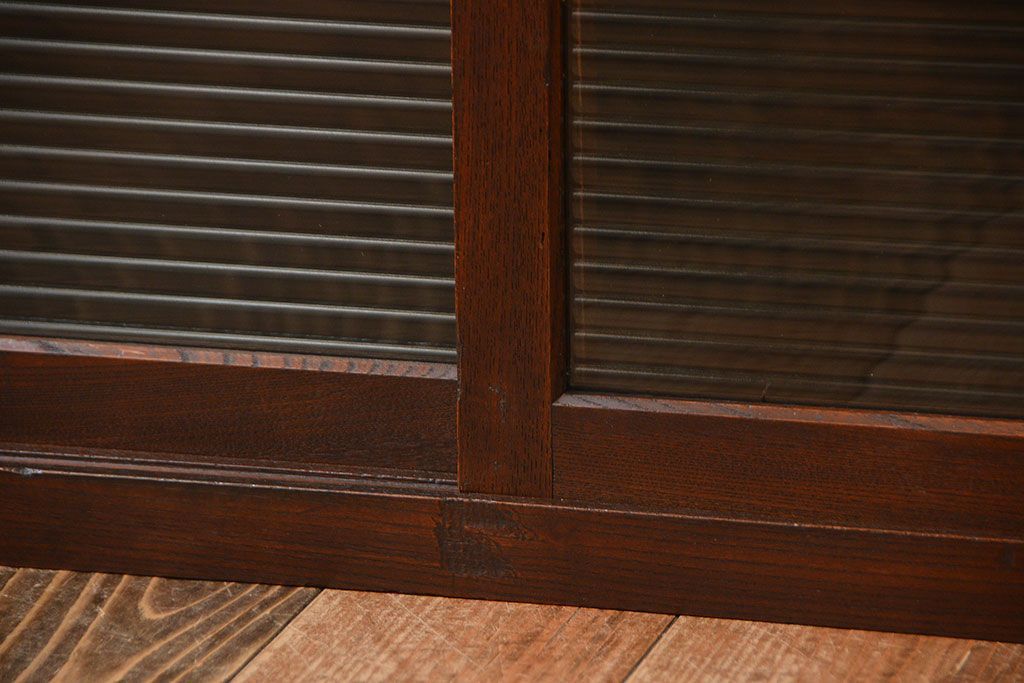 アンティーク家具　アンティーク　古い木製のモールガラス戸水屋箪笥サイドボード