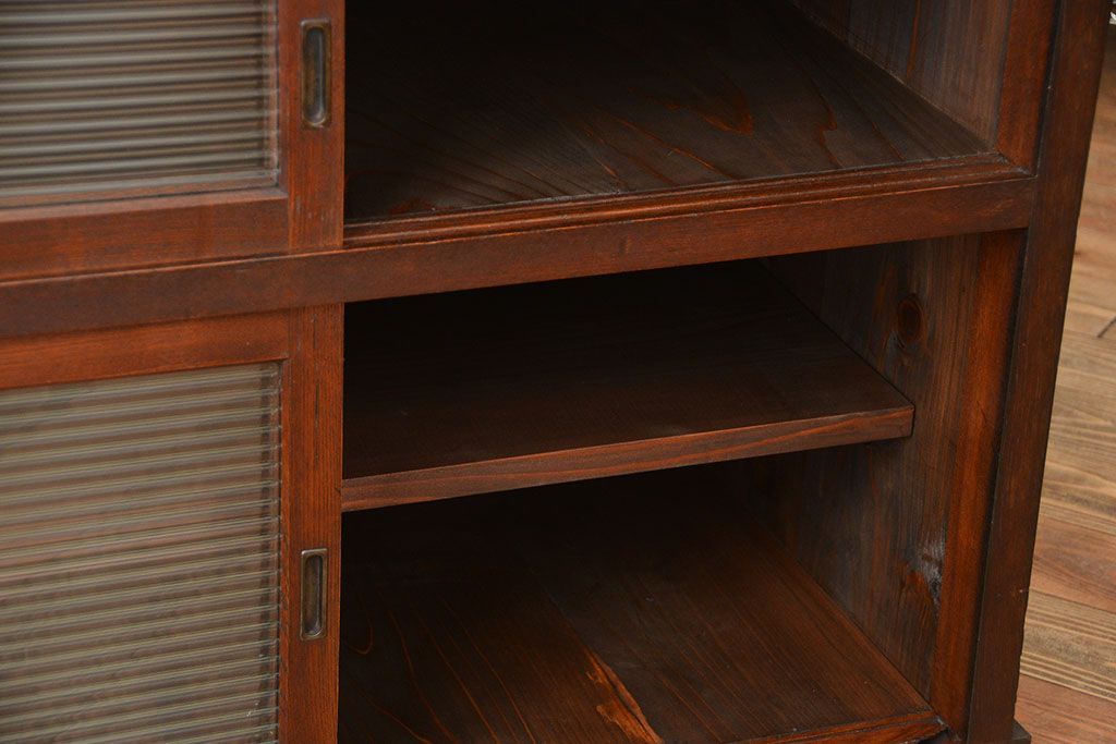 アンティーク家具　アンティーク　古い木製のモールガラス戸水屋箪笥サイドボード