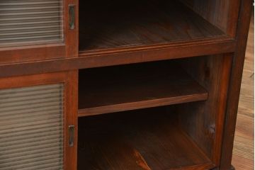 アンティーク家具　アンティーク　古い木製のモールガラス戸水屋箪笥サイドボード