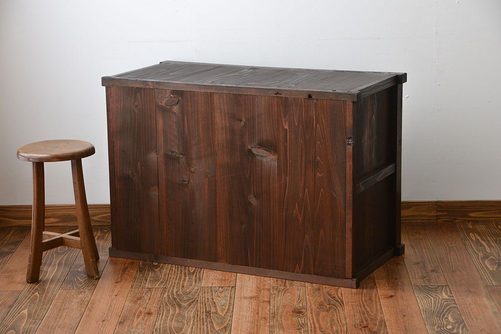 アンティーク家具　アンティーク　古い木製のモールガラス戸水屋箪笥サイドボード