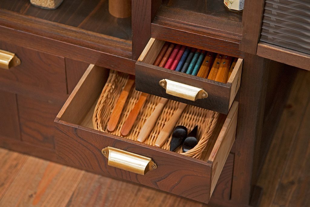 アンティーク家具　古民具・骨董　モールガラス入り!前面欅材の和製アンティーク収納棚