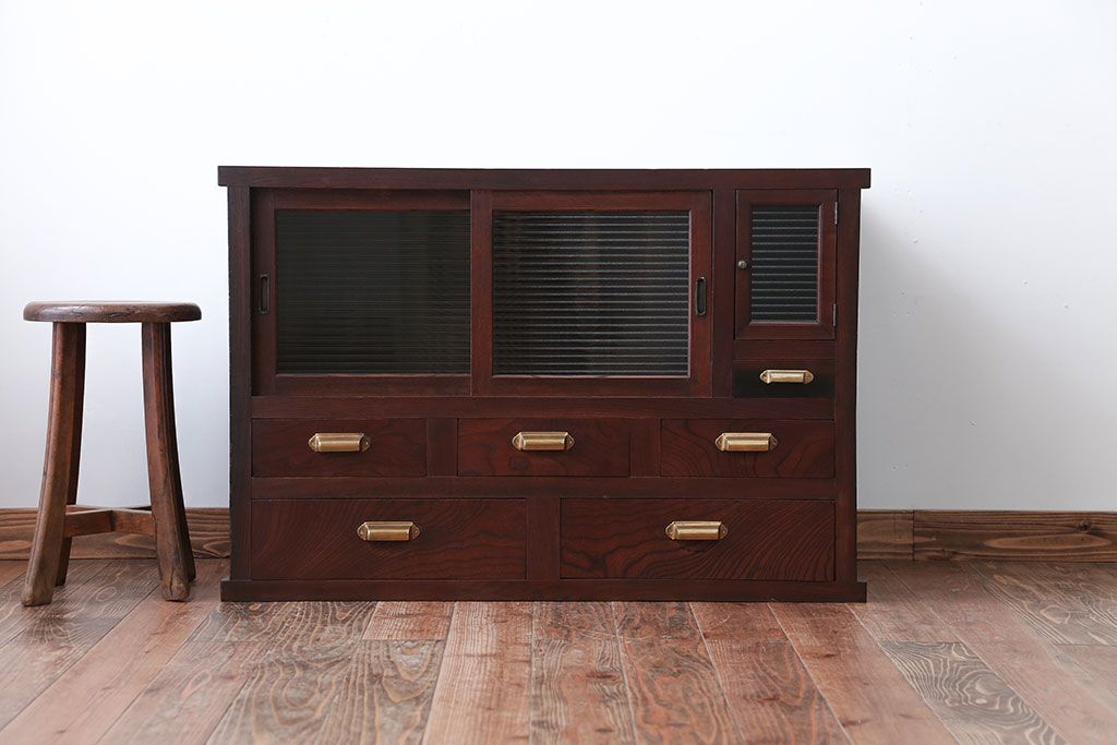 アンティーク家具　古民具・骨董　モールガラス入り!前面欅材の和製アンティーク収納棚