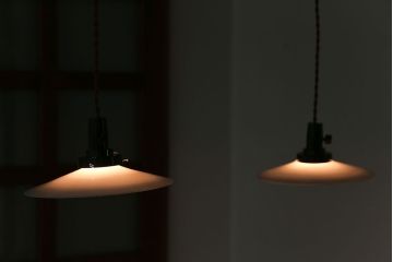 昭和レトロ　シンプルな白いガラスの平笠天井照明2個セット