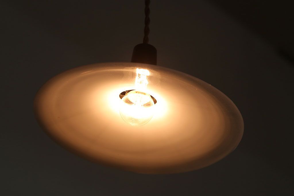 昭和レトロ　シンプルな白いガラスの平笠天井照明2個セット