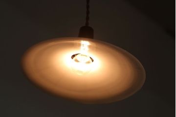 昭和レトロ　シンプルな白いガラスの平笠天井照明2個セット