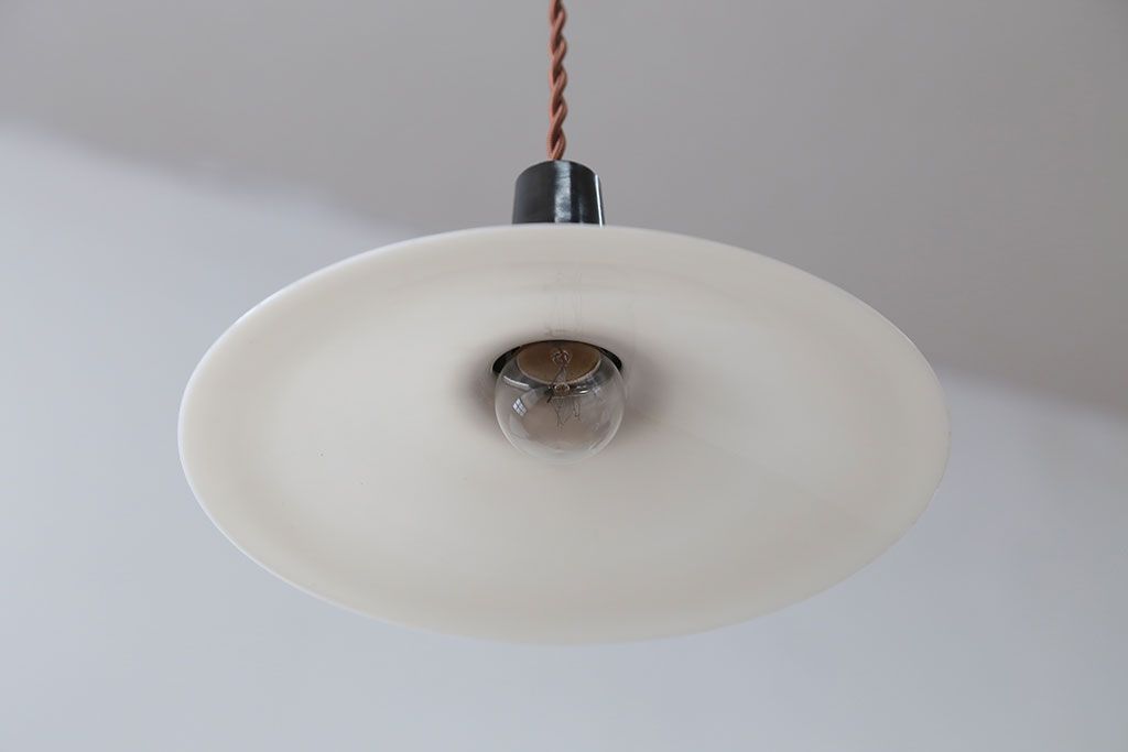 昭和レトロ　シンプルな白いガラスの平笠天井照明2個セット