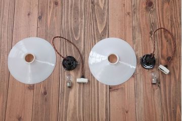 昭和レトロ　シンプルな白いガラスの平笠天井照明2個セット