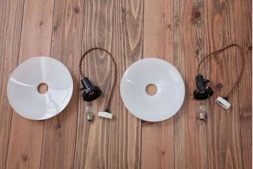 昭和レトロ　シンプルな白いガラスの平笠天井照明2個セット