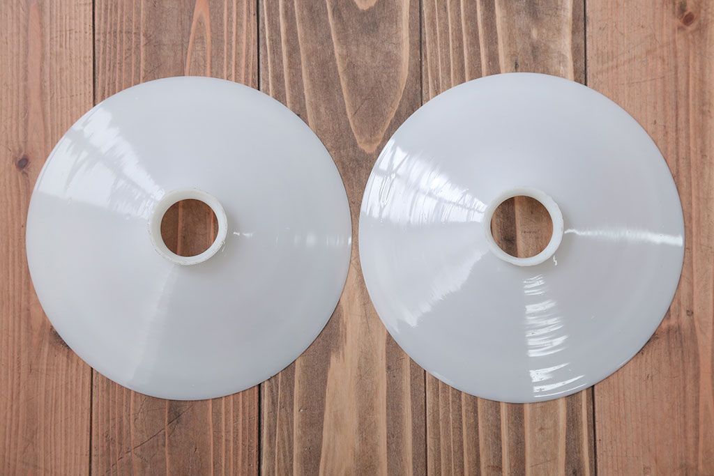 昭和レトロ　シンプルな白いガラスの平笠天井照明2個セット