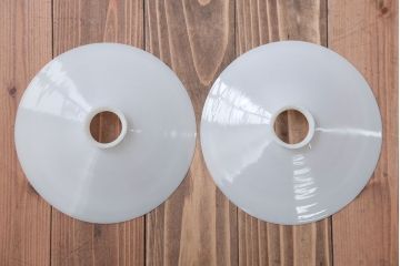 昭和レトロ　シンプルな白いガラスの平笠天井照明2個セット