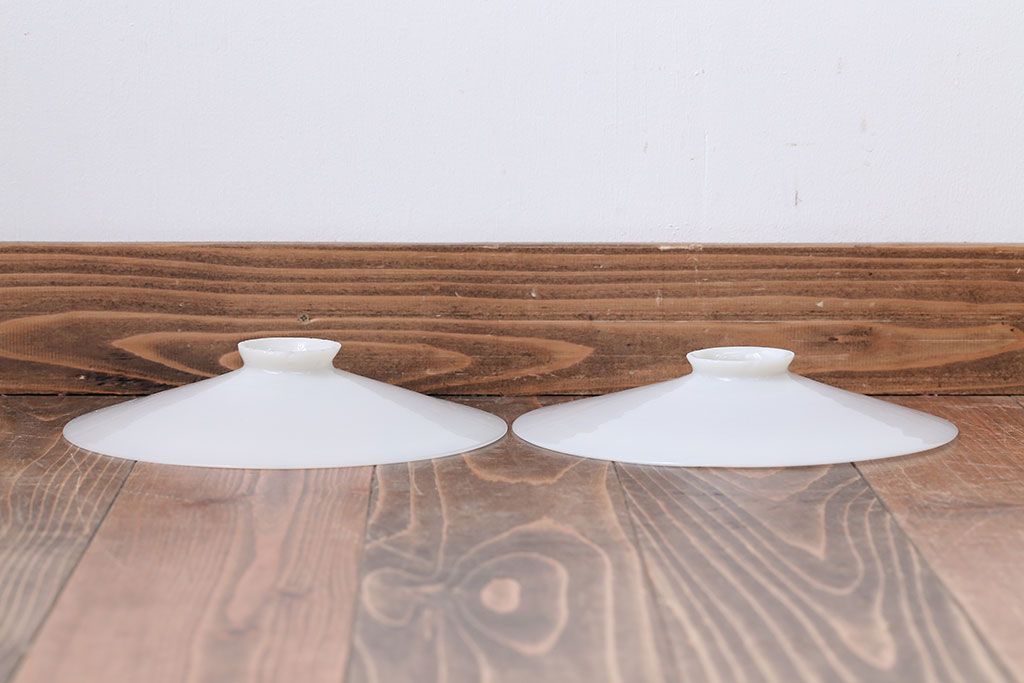 昭和レトロ　シンプルな白いガラスの平笠天井照明2個セット