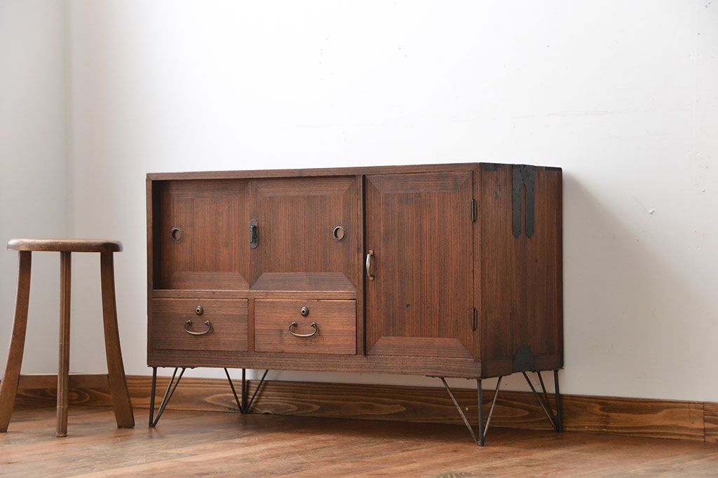 アンティーク家具　アンティーク　古い木製の和風な鉄脚ローボード