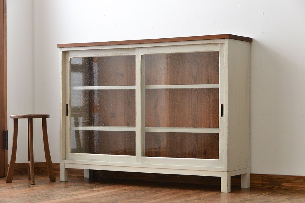 アンティーク家具　アンティークペイント　気泡ガラス入り!脚付きキャビネット