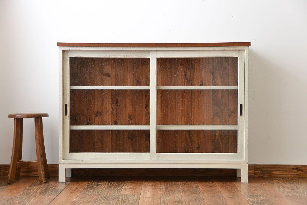 アンティーク家具　アンティークペイント　気泡ガラス入り!脚付きキャビネット