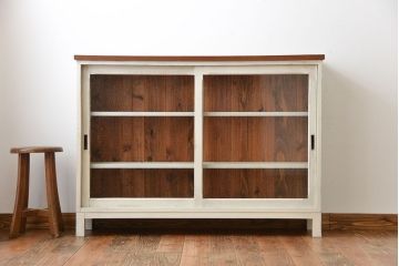 アンティーク家具　アンティークペイント　気泡ガラス入り!脚付きキャビネット