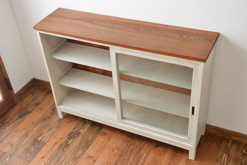 アンティーク家具　アンティークペイント　気泡ガラス入り!脚付きキャビネット