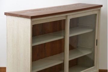 アンティーク家具　アンティークペイント　気泡ガラス入り!脚付きキャビネット