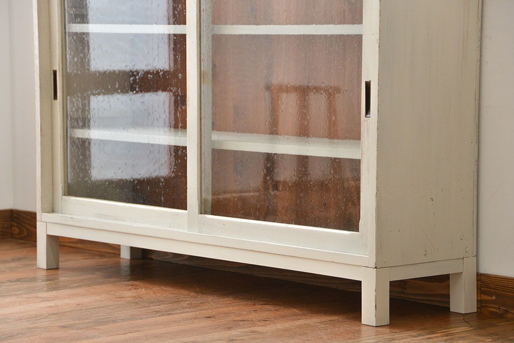 アンティーク家具　アンティークペイント　気泡ガラス入り!脚付きキャビネット