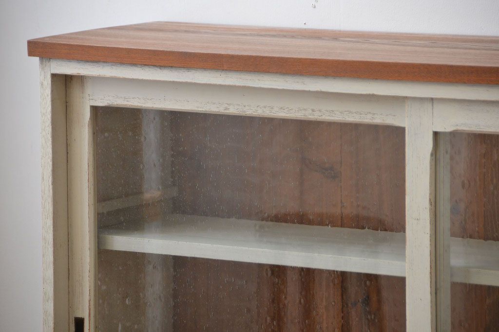 アンティーク家具　アンティークペイント　気泡ガラス入り!脚付きキャビネット