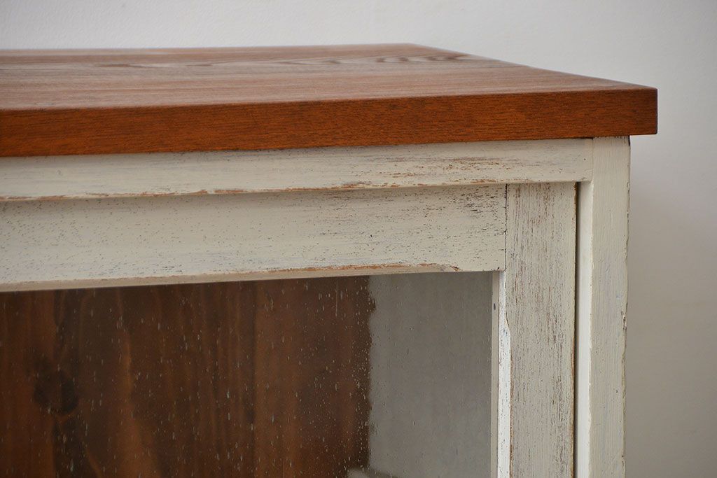 アンティーク家具　アンティークペイント　気泡ガラス入り!脚付きキャビネット