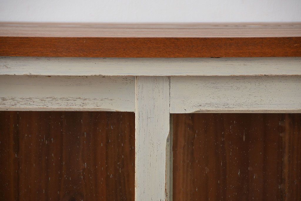 アンティーク家具　アンティークペイント　気泡ガラス入り!脚付きキャビネット