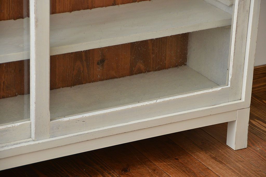 アンティーク家具　アンティークペイント　気泡ガラス入り!脚付きキャビネット