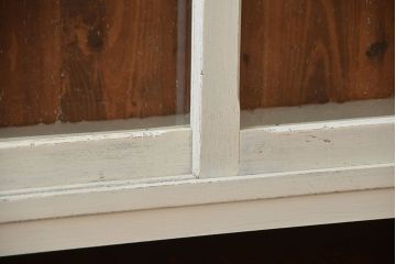 アンティーク家具　アンティークペイント　気泡ガラス入り!脚付きキャビネット